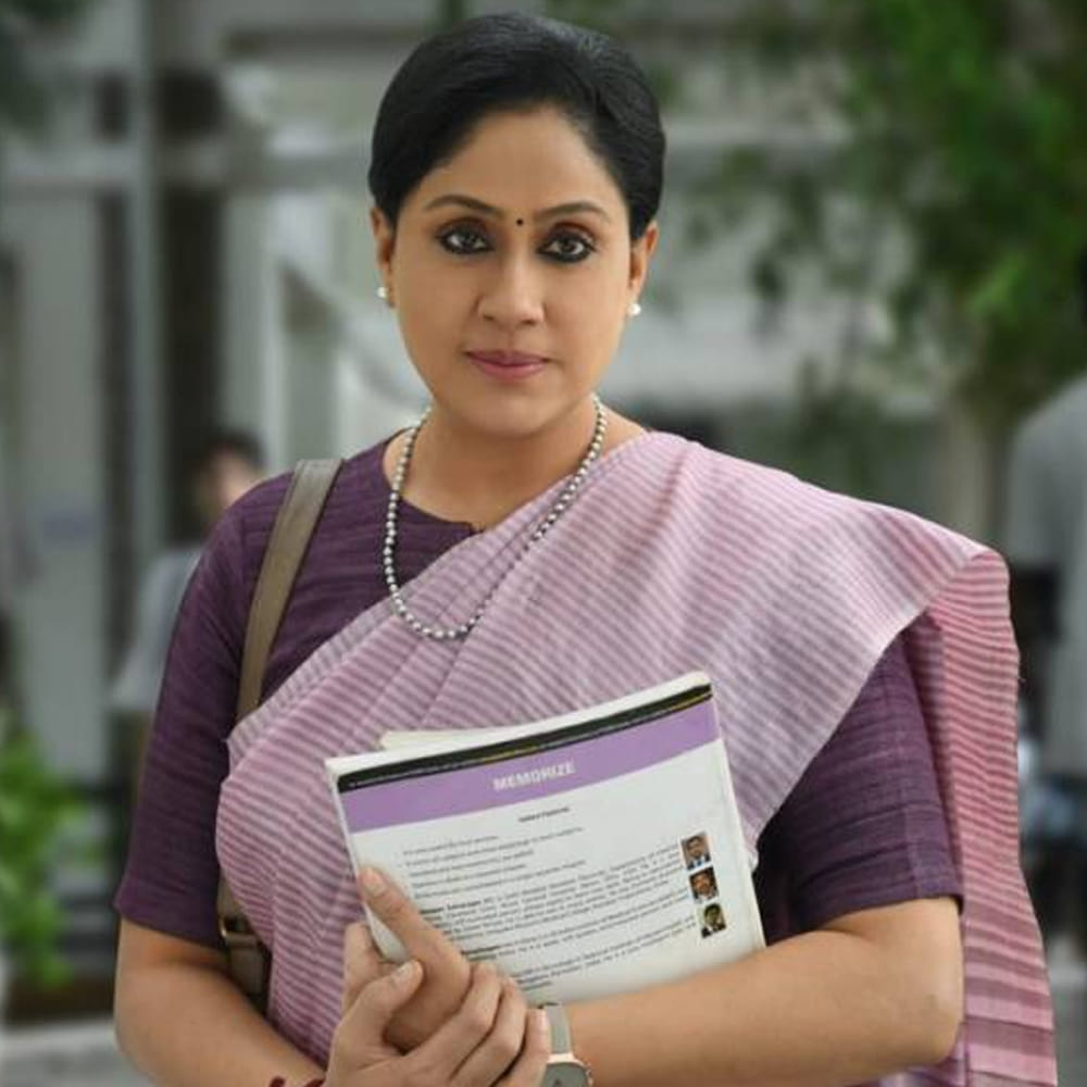 బాలకృష్ణతో తన అనుబంధాన్ని ప్రత్యేకంగా గుర్తు చేసుకున్నారు. ఆయన సెట్స్‌లో సరదాగా ఉండే మనిషి అని, తనకు సోదరుడితో సమానమని అన్నారు. ‘భానుమతి గారి మొగుడు’ సినిమా షూటింగ్ సమయంలో రాఖీ పండుగ రావడంతో బాలకృష్ణకు రాఖీ కట్టి, ఆ బంధాన్ని పదిలపరుచుకున్నానని తెలిపారు. ఇప్పుడు కూడా ఏ విషయమైనా బాలకృష్ణ తనతో పంచుకుంటారని, ఆయన్ని ఒక అన్నగా భావిస్తానని స్పష్టం చేశారు.