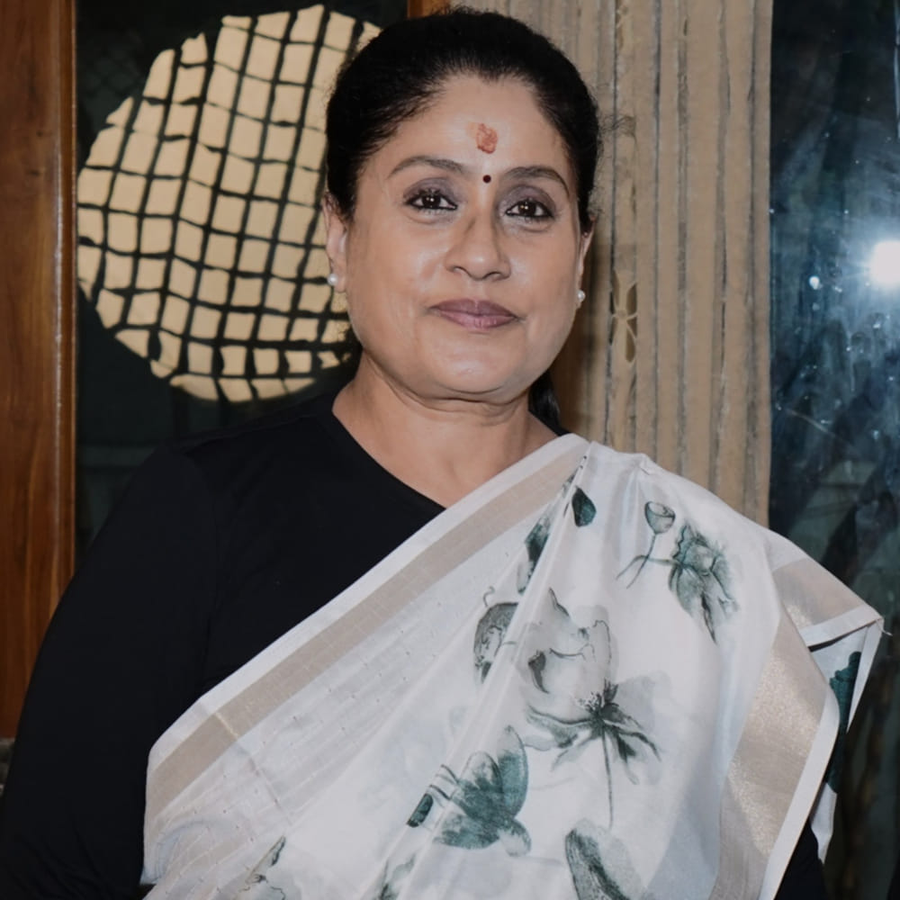 దివంగత సూపర్‌స్టార్ కృష్ణ గురించి మాట్లాడుతూ, ఆయన బోళా మనిషి అని, నిజమైన మంచి మనసున్న వ్యక్తి అని అన్నారు. తెలుగు సినిమా రంగంలో తనను తొలిసారిగా పరిచయం చేసింది కృష్ణ గారేనని, ఆయనకు, విజయనిర్మల గారికి తాను చాలా గౌరవం ఇస్తానని, వారిని తాను మిస్ అవుతున్నానని తెలిపారు విజయశాంతి. కృష్ణ కుమారుడు మహేష్ బాబును కూడా చక్కటి బిడ్డగా పేర్కొన్నారు. మహేష్ బాబుతో చేసిన సినిమా ద్వారానే తాను రీ-ఎంట్రీ చేశానని, అందుకు చాలా సంతోషంగా ఉన్నానని తెలిపారు.