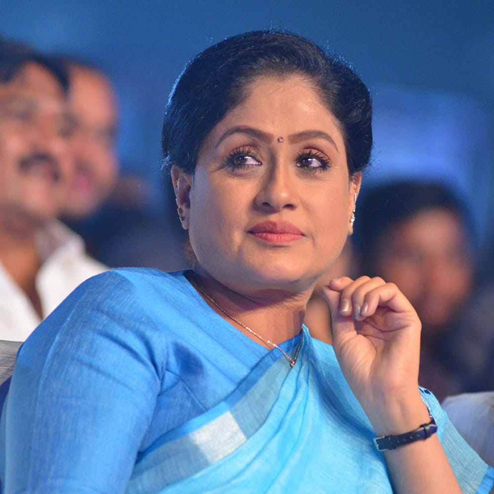 తన వ్యక్తిగత జీవితం, ప్రజా సేవా నిబద్ధత గురించి ప్రస్తావిస్తూ, తాను పెద్ద ఆశలు లేని సాధారణ మనిషినని విజయశాంతి వెల్లడించారు. తెలంగాణ రాష్ట్రం కోసం పోరాడే వ్యక్తిగా, ప్రజలు బాగుండాలని కోరుకునే మనిషినని ఆమె వివరించారు. తాను బ్రతికి ఉన్నంతవరకు ప్రజల కోసం పని చేస్తానని, ప్రజల సంతోషమే తన సంతోషమని తెలిపారు. తనకి పెద్దగా కోరికలేమీ లేవని, తన జీవితాన్ని దాదాపుగా తెలంగాణ ప్రజల సేవకే అంకితం చేశానని ఆమె ప్రకటించారు.