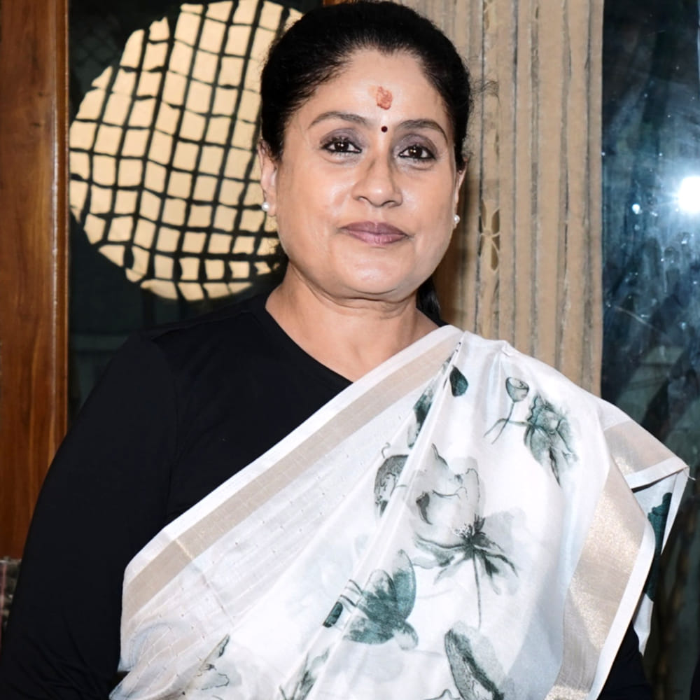సినిమా రంగంలోకి వచ్చిన మొదటి ఐదేళ్లు తాను సున్నితంగా ఉన్నానని, ఆ తర్వాత పూర్తిగా మరో విజయశాంతిగా మారిపోయానని ఆమె అన్నారు. పాత చిత్రాలలో తాను కనిపించిన విధంగా ఇప్పుడు తన సున్నితత్వం లేదని ఆమె స్పష్టం చేశారు. తన కెరీర్ విజయానికి దైవానుగ్రహం, శివుడి భక్తురాలిగా ఆ శక్తి తనకు అండగా నిలవడం, అలాగే ప్రజల నిరంతర ఆదరణే కారణమని విజయశాంతి తెలిపారు.