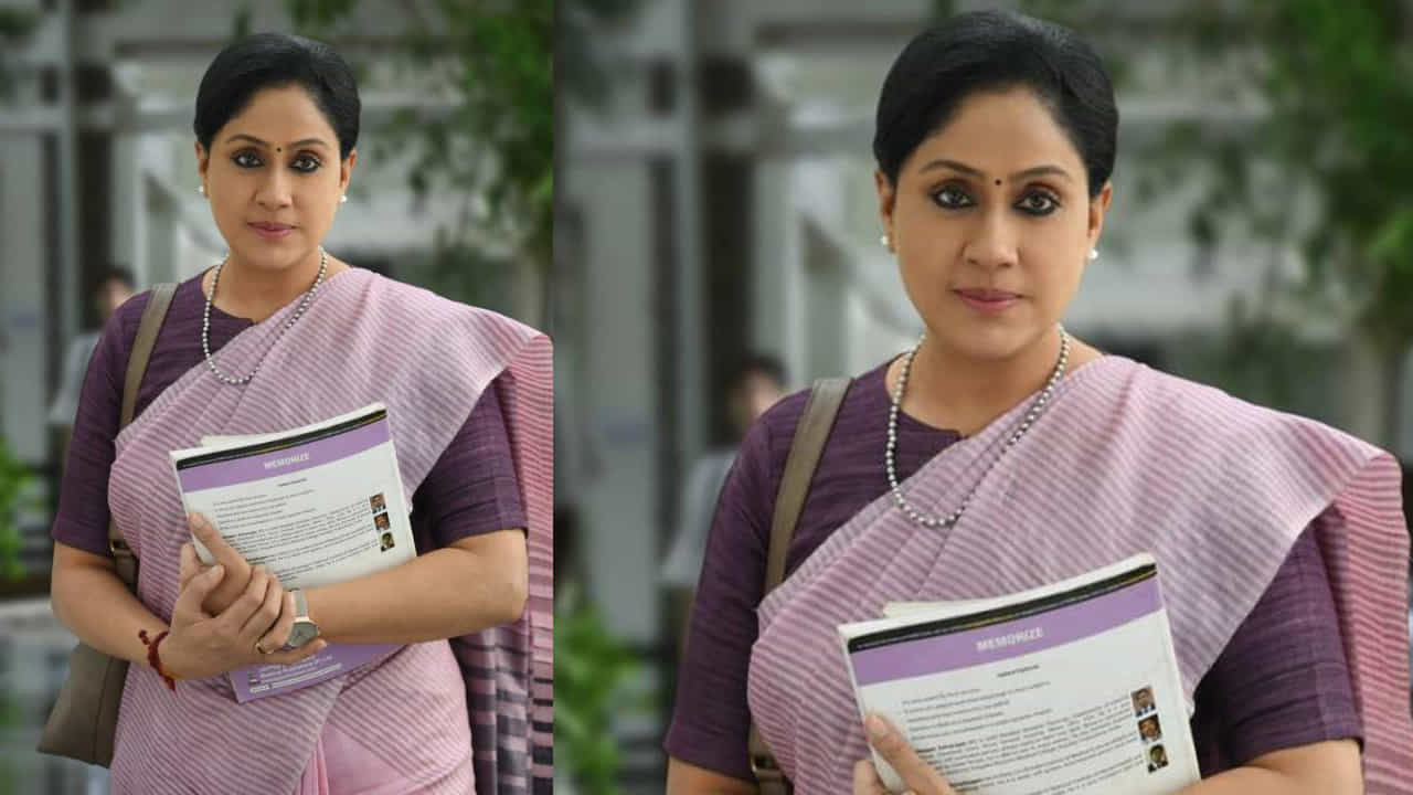 తన సినీ జీవితంలోని ఒక అరుదైన సంఘటనను గుర్తుచేసుకుంటూ, రౌడీ ఇన్స్పెక్టర్ సినిమా సమయంలో కర్నూలు జిల్లా (బహుశా నంద్యాల ప్రాంతం)లో అభిమానులు చూపిన అభిమానం ఉద్వేగభరితంగా మారిందని చెప్పారు. రైలును నిలిపివేసి, ఆమె బయటకు రావాలని అభిమానులు ఆందోళన చేయడంతో ఉద్రిక్త పరిస్థితులు నెలకొన్నాయన్నారు. బాలకృష్ణ ఆ సమయంలో అభిమానులను నియంత్రించే ప్రయత్నం చేశారని, అయితే ఎండ దెబ్బకు జ్వరం వచ్చి నీరసంగా ఉన్నప్పటికీ, బయటకు వచ్చి అభిమానులకు అభివాదం చేయాల్సి వచ్చిందని పేర్కొన్నారు. ఈ ఘటనతో దాదాపు ఒకటిన్నర గంటలపాటు రైలు నిలిచిపోయిందని గుర్తు చేసుకున్నారు.