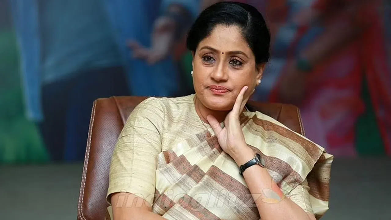 ఇటీవల చిరంజీవి తమతో పనిచేసిన నటీమణులను ఆహ్వానించిన కార్యక్రమానికి తాను వెళ్లకపోవడంపై స్పందిస్తూ, తనకు అటువంటి పార్టీ కార్యక్రమాలు నచ్చవని తెలిపారు. తాను ఎప్పుడూ షూటింగ్, ఇల్లు అనే ప్రపంచానికే పరిమితం అయ్యానని, రాజకీయాల్లోకి వచ్చాక ఉద్యమాలు, ఇల్లు అని తన జీవితం సాగుతుందని పేర్కొన్నారు. వంద రోజుల ఫంక్షన్లకు తప్పనిసరిగా వెళ్లాల్సి వస్తే కేవలం హాఫ్ అన్ అవర్ ఉండి షీల్డ్ తీసుకుని వచ్చేస్తానని, చిన్నప్పటి నుంచి ఇలాంటి పార్టీలు తనకు నచ్చవని చెప్పారు.