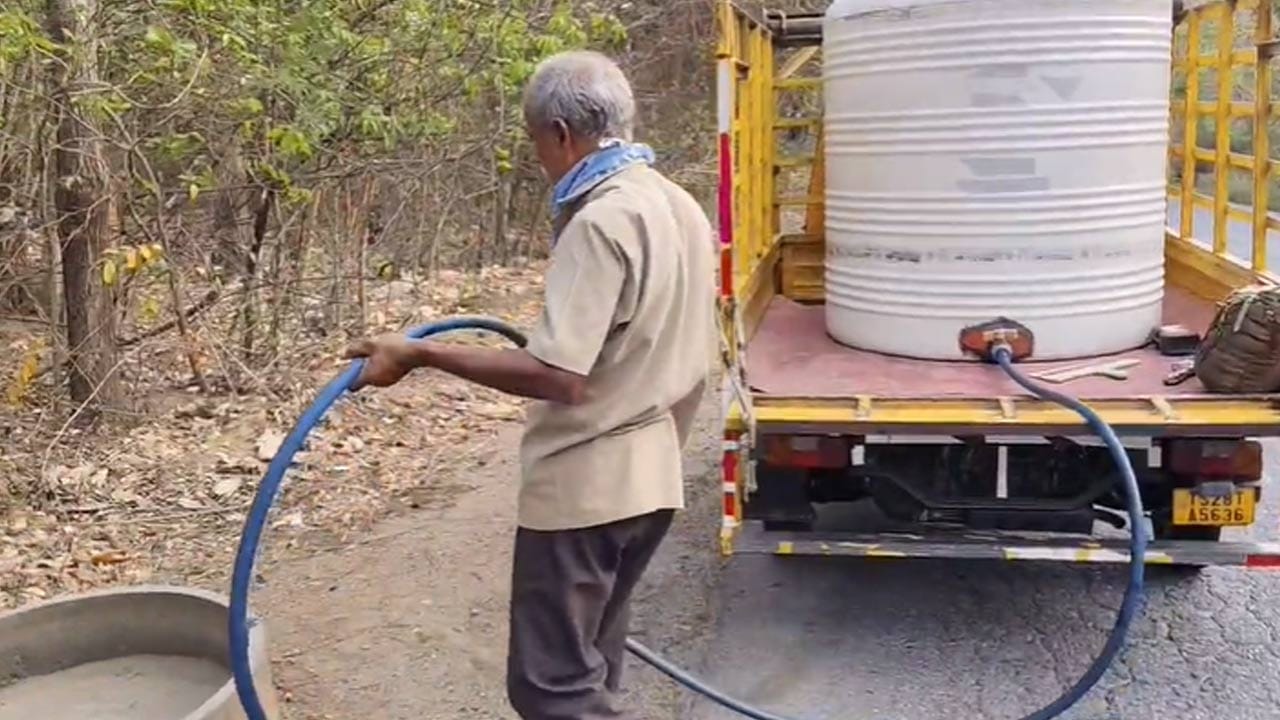  మనుషులు తమ అవసరాల కోసం పరుగులు తీస్తున్న ఈ కాలంలో  మాట లేని జీవాల దాహం తీరుస్తూ మానవత్వానికి కొత్త అర్థం చెబుతున్న ఈ వృద్ధుడు ఇప్పుడు అందరికీ ఆదర్శంగా నిలుస్తున్నాడు. అందరూ ఈ పెద్దయాన్ని చూసి ఎంతో నేర్చుకోవాలి. 

