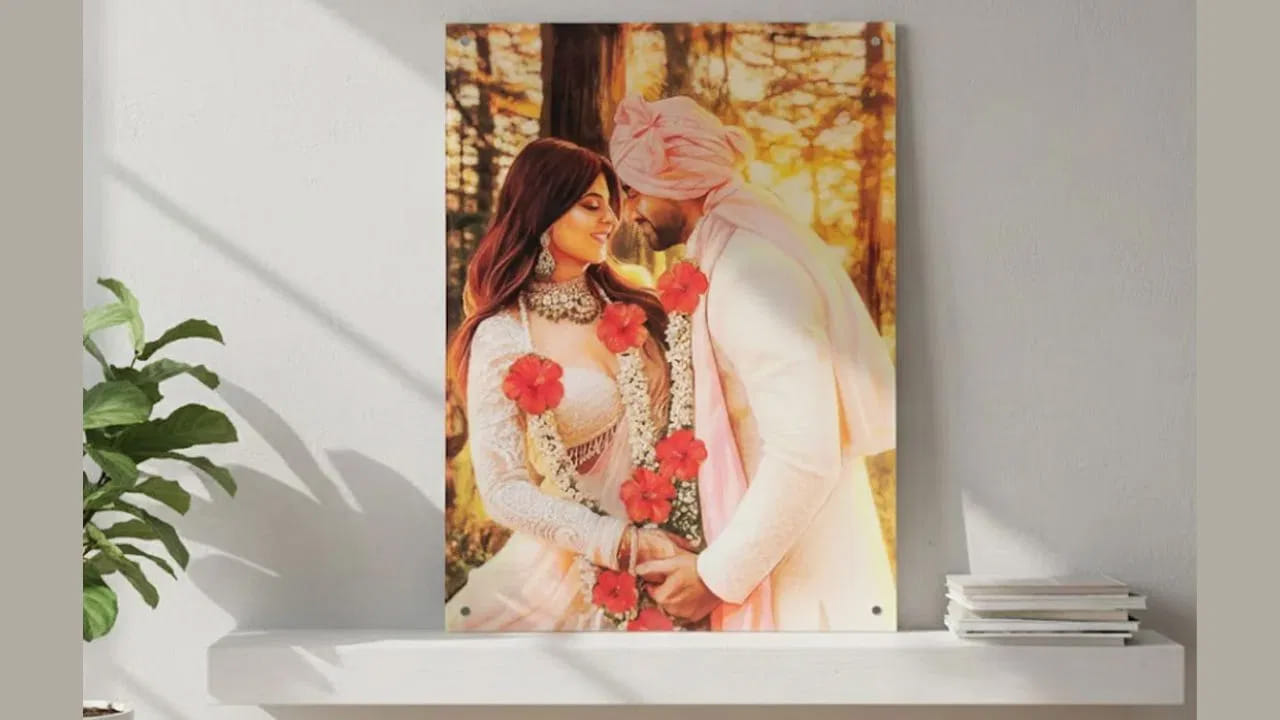 వాస్తు శాస్త్రం ప్రకారం, ఫొటోలను తప్పుడు దిశలో లేదా తప్పుడు ప్రదేశంలో పెట్టడం వలన ఇది జంటల వైవాహిక జీవితంపై చాలా ప్రభావం చూపుతుందంట. ఇది ఇద్దరి మధ్య మనస్పర్థలు తీసుకురావడం, దంపతులు మధ్య అనవసరమైన గొడవలు, ఆర్థిక ఇబ్బందులు, అనారోగ్య సమస్యలు, భావోద్వేగం దూరం పెరిగే ఛాన్స్ ఉందని చెబుతున్నారు వాస్తు శాస్త్ర నిపుణులు. అందుకే ఎప్పుడూ కూడా పెళ్లి ఫొటోలను తప్పుడు దిశలో పెట్టకూడదు.