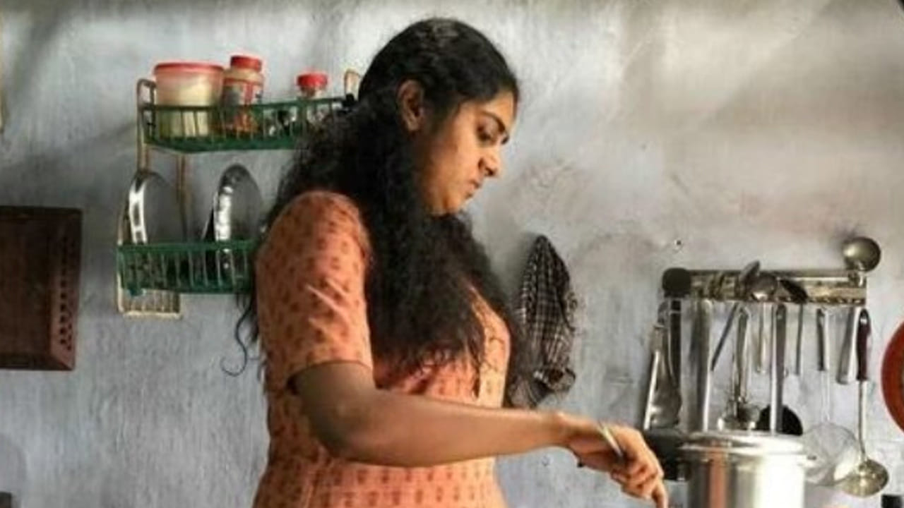 అంతే కాకుండా వంటగది లక్ష్మీ స్థానం అంటారు. వంటగది ఎంత శుభ్రంగా ఉంటే, ఆ ఇల్లు అంత ఆనందంగా ఉంటుంది. అయితే వాస్తు శాస్త్రం ప్రకారం, ఇంటిలోని వంటింటి పాత్రలు విసిరి గొట్టడం, పగలగొట్టడం చేయడం వలన కూడా  దురదృష్టం కలుగుతుందంట. అందుకే ఎట్టి పరిస్థితుల్లో  వంటింటి పాత్రలు విసర గొట్ట కూడదు.