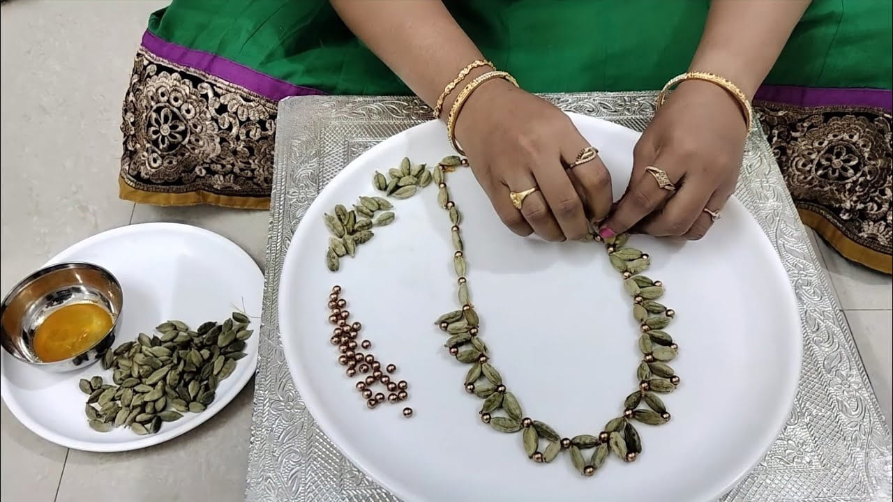 అంతే కాకుండా యాలకులను మాలలా చుట్టి దానిని ఐదు శుక్రవారాలు ధరించడం వలన కూడా అద్భుతమైన ఫలితాలు కలుగుతాయంట. అలాగే వెంకటేశ్వర స్వామికి యాలకులు చాలా ఇష్టం అని చెబుతారు. అందువలన స్వామి వారికి ఏడు యాలకుల దండలు వేయడం వలన కూడా అప్పుల బాధలు తీరిపోతాయంట. నోట్ : ఈ వార్తలలో ఇవ్వబడిన సమాచారం మత విశ్వాసాలపై ఆధారపడి ఉంది. పాఠకుల ఆసక్తి మేరకు.. పలువురు పండితుల సూచనలు, వారి తెలిపిన అంశాల ఆధారంగా అందించినవి మాత్రమే.. వీటిలో ఎలాంటి శాస్త్రీయ ఆధారాలు లేవని పాఠకులు గమనించాలి. టీవీ9 తెలుగు దీనిని ధృవీకరించలేదు