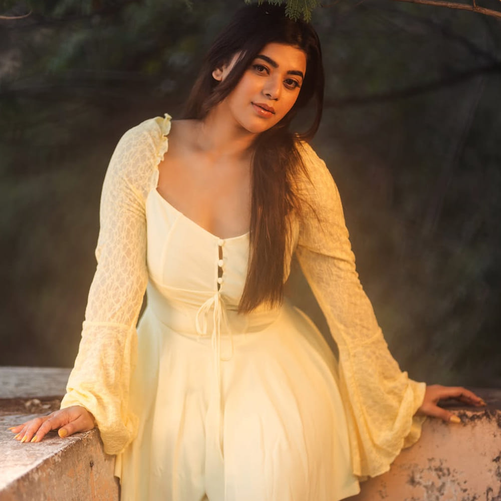 యామిని భాస్కర్ ఆంధ్రప్రదేశ్ లోని విజయవాడలో జన్మించింది. ఆమె అసలు పేరు యామిని వెంకట్ నాగలక్ష్మి. చదువు పూర్తయిన తర్వాత మోడలింగ్ రంగంపై ఉన్న ఆసక్తితో సినీ పరిశ్రమ వైపు అడుగులు వేసింది. 2014లో జూనియర్ ఎన్టీఆర్ కథానాయకుడిగా వచ్చిన 'రభస' చిత్రం ద్వారా ఆమె వెండితెరకు పరిచయమైంది. ఆ తర్వాత ఆమె వైవిధ్యమైన కథాంశాలను ఎంచుకుంటూ ముందుకు సాగింది.