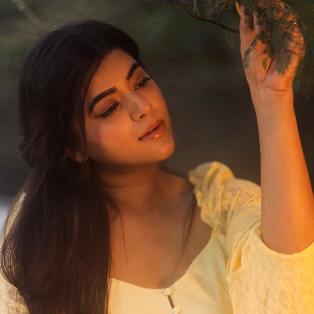 తాజాగా తన ఇన్ స్టాలో షేర్ చేసిన ఫోటోలలో ఆమె స్టైలిష్ అవుట్‌ఫిట్స్‌లో కనిపిస్తూ ప్రత్యేక ఆకర్షణగా నిలిచింది. ఈ లుక్స్ చూసిన నెటిజన్లు, టాలీవుడ్‌లో ఆమెకు మరిన్ని మంచి అవకాశాలు రావాలని ఆకాంక్షిస్తున్నారు. టాలెంట్ తో పాటు గ్లామర్ కూడా ఉన్న యామిని భాస్కర్ రాబోయే రోజుల్లో మరిన్ని పెద్ద ప్రాజెక్ట్‌లతో తెలుగు ప్రేక్షకుల ముందుకు రానుందని సమాచారం.