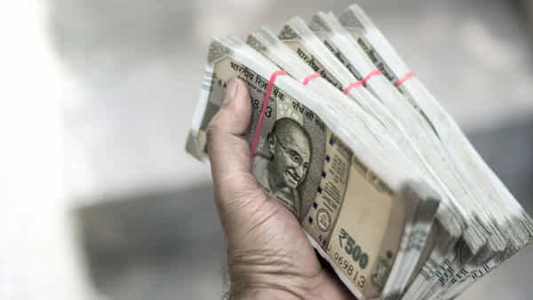 8th Pay Commission: ఫిట్మెంట్ ఫ్యాక్టర్, శాలరీ పెరుగుదల ఎప్పుడు ప్రకటిస్తారు? గత ట్రెండ్స్ ఏం చెప్తున్నాయి?