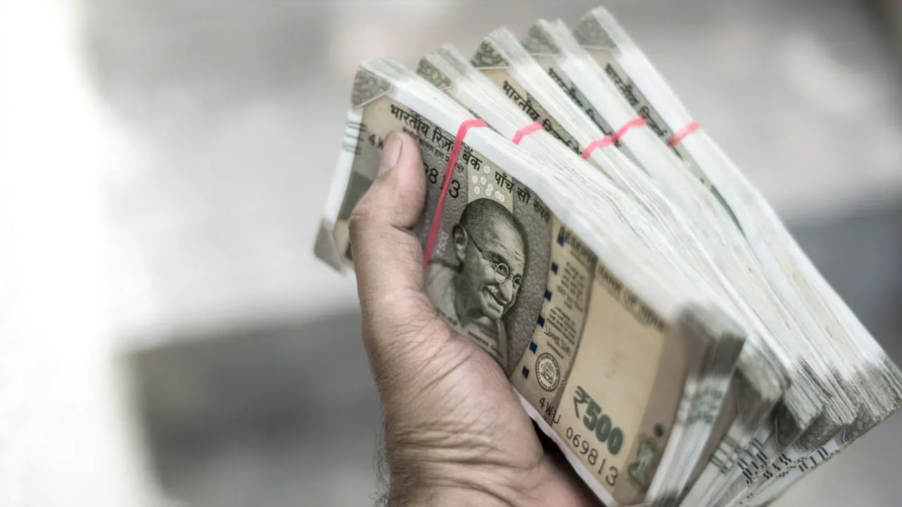 8th Pay Commission: ఫిట్మెంట్ ఫ్యాక్టర్, శాలరీ పెరగుదల ఎప్పుడు ప్రకటిస్తారు? గత ట్రెండ్స్ ఏం చెప్తున్నాయి?