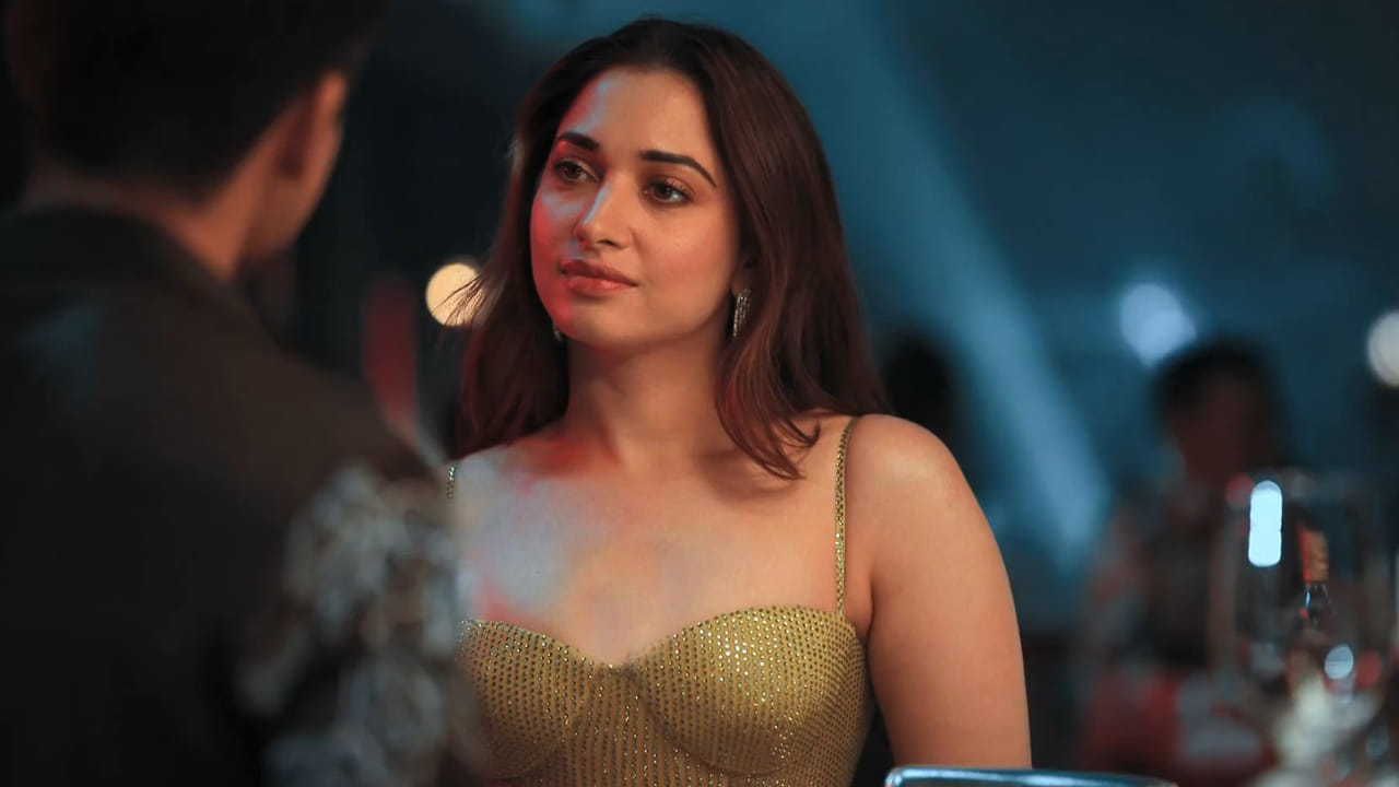 గ్లామర్ బ్యూటీ తమన్నా భాటియా కేవలం వెండితెరపైనే కాకుండా డిజిటల్ ప్లాట్‌ఫామ్‌లపై కూడా వైవిధ్యమైన పాత్రలతో దూసుకుపోతోంది. కమర్షియల్ సినిమాల్లో గ్లామర్ పాత్రలకే పరిమితం కాకుండా, కంటెంట్ ప్రాధాన్యత ఉన్న వెబ్ సిరీస్‌లను ఎంచుకుంటూ నటిగా తనను తాను కొత్తగా ఆవిష్కరించుకుంటోంది. ఈ క్రమంలో ఆమె లీడ్ రోల్‌లో నటించిన ఇన్వెస్టిగేటివ్ సస్పెన్స్ థ్రిల్లర్ వెబ్ సిరీస్  దూసుకుపోతుంది. ప్రముఖ ఓటీటీ ప్లాట్‌ఫామ్ డిస్నీ ప్లస్ హాట్‌స్టార్‌లో స్ట్రీమింగ్ అవుతున్న ఈ సిరీస్ ప్రేక్షకులను ఎంతగానో ఆకట్టుకుంటోంది.