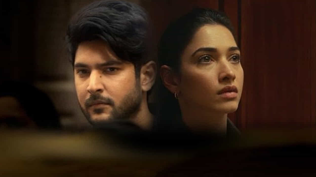 ఇందులో ఆమె బాడీ లాంగ్వేజ్, డైలాగ్ డెలివరీతో పాత్రకు పూర్తి న్యాయం చేశారు. దర్శకుడు రాబీ గ్రేవాల్ ఈ సిరీస్‌ను ఉత్కంఠభరితంగా మలిచారు. ప్రతి ఎపిసోడ్ చివరలో వచ్చే ట్విస్ట్‌లు వీక్షకులలో తదుపరి ఏం జరుగుతుందనే క్యూరియాసిటీని పెంచుతాయి. తమన్నాతో పాటు అభిషేక్ బెనర్జీ, శివిన్ నారంగ్, రాహుల్ బగ్గా వంటి నటీనటులు కీలక పాత్రల్లో అద్భుతంగా నటించారు. ముఖ్యంగా అభిషేక్ బెనర్జీ నటన భయాన్ని కలిగిస్తుంది. ఆఖ్రీ సచ్ కేవలం ఒక మర్డర్ మిస్టరీ మాత్రమే కాదు.