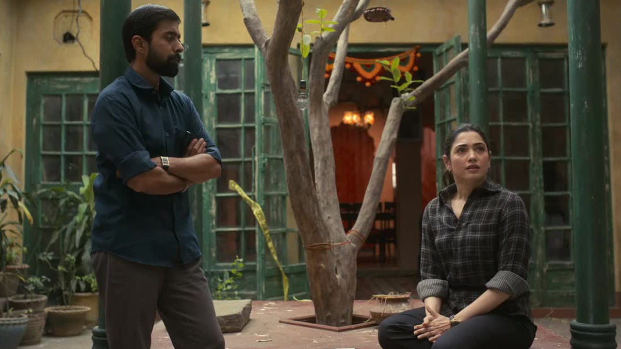 ఈ సిరీస్ దేశవ్యాప్తంగా సంచలనం సృష్టించిన ఢిల్లీలోని 'బురారీ డెత్స్'  యదార్థ సంఘటన ఆధారంగా తెరకెక్కింది. ఒకే కుటుంబానికి చెందిన 11 మంది సభ్యులు తమ ఇంట్లోనే అనుమానాస్పద స్థితిలో ప్రాణాలు కోల్పోతారు. అసలు అది సామూహిక ఆత్మహత్యా? లేక ప్రణాళికాబద్ధమైన హత్యలా? అనే కోణంలో కథ సాగుతుంది. ఈ కేసును ఛేదించే సిన్సియర్ పోలీస్ ఆఫీసర్ 'అన్యా' పాత్రలో తమన్నా కనిపించారు. ఎప్పుడూ గ్లామరస్‌గా కనిపించే తమన్నా, ఈ సిరీస్‌లో ఒక సీరియస్ ఇన్వెస్టిగేటివ్ ఆఫీసర్‌గా మేకప్ లేకుండా చాలా సహజంగా నటించారు.