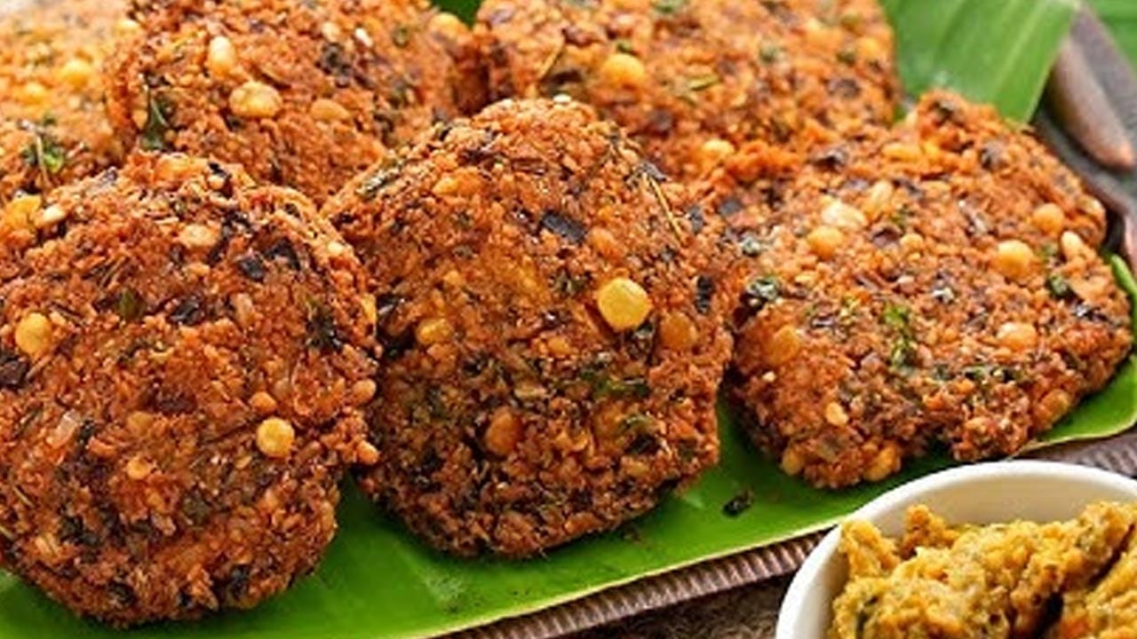 మెంతి కూర వడలకు కావలసిన పదార్థాలు: ఒక కట్ట మెంతికూర, ఒక కప్పు శనగపిండి , పావు కప్పు బియ్యప్పిండి , ఒక ఉల్లిపాయ, 
నాలుగు పచ్చిమిర్చి , ఒక చిన్న  అల్లం ముక్క,  10  కరివేపాకు ఆకులు, ఒక టేబుల్ స్పూన్ జీలకర్ర, ఒక టేబుల్ స్పూన్ 
కారం,  రుచికి సరిపడా ఉప్పు , ఇంకా నూనెను  వేయించడానికి సరిపడా తీసుకోవాలి. 