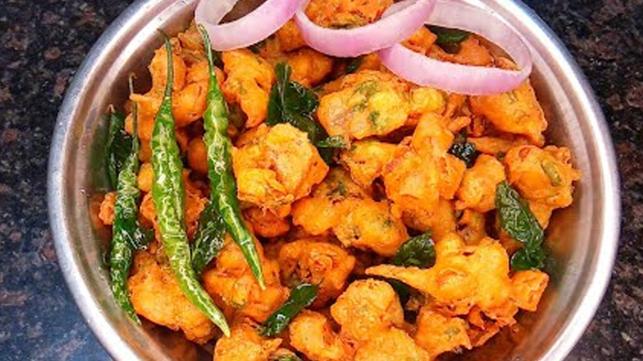 బంగాళాదుంప పకోడి తయారీ విధానం: ముందుగా బంగాళాదుంపలను తీసుకుని వాటిని బాగా ఉడికించి పొట్టు తీసి ఆ తరువాత వీటిని బాగా పప్పు గుత్తితో మెదపాలి. ఇంకా కొన్ని ముక్కలను తీసుకుని చిన్నగా ముక్కలుగా కట్ చేసుకోవాలి. ఇంకా ఒక పెద్ద గిన్నెలో ఈ బంగాళాదుంపలు కొంచం తరిగిన ఉల్లిపాయ, నాలుగు పచ్చిమిర్చి, కొద్దిగా అల్లం, ఇంకా నాలుగు కరివేపాకు, కొత్తిమీరను కూడా వేసుకోవాలి.