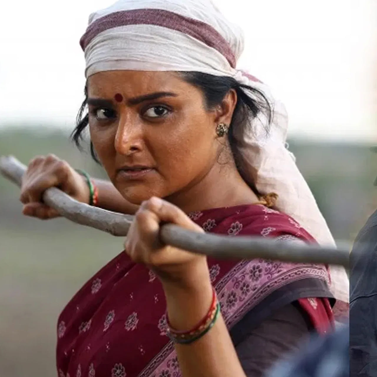 చాలా మంది హీరోయిన్స్ నటనకు ప్రాధాన్యత ఉన్న పాత్రలు చేస్తూ ప్రేక్షకులను అలరిస్తున్నారు. రీసెంట్ డేస్ లో పాన్ ఇండియా సినిమాలు ఇండస్ట్రీని షేక్ చేస్తున్న క్రమంలో హీరోయిన్ చాలా మంది ఛాలెంజింగ్ రోల్స్ చేయడానికి ఆసక్తి చూపిస్తున్నారు. గ్లామర్ పాత్రలు మాత్రమే కాదు అవకాశం వస్తే ఎలాంటి పాత్ర అయినా చేస్తున్నారు. ఇక పై ఫొటోలో ఉన్న హీరోయిన్ ను గుర్తుపట్టారా..?