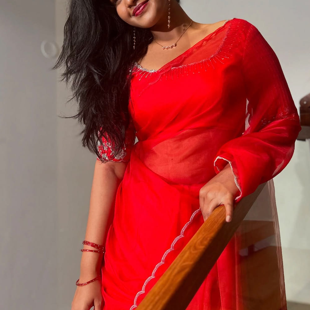 బంగార్రాజు సినిమాలో చాలా మంది నటించారు. ఈ మూవీలో నటించిన ఓ చిన్నదాని లేటెస్ట్ ఫోటోలు సోషల్ మీడియాను షేక్ చేస్తున్నాయి. పై ఫొటోలో కనిపిస్తున్న ముద్దుగుమ్మను గుర్తుపట్టారా.? బంగార్రాజు సినిమాలో చిన్న పాత్రలో కనిపించి మెప్పించింది ఈ చిన్నది. తాజాగా ఈ అందాల భామ ఫోటోలు సోషల్ మీడియాలో తెగ వైరల్ అవుతున్నాయి. ఈ అమ్మడు ఎవరంటే..