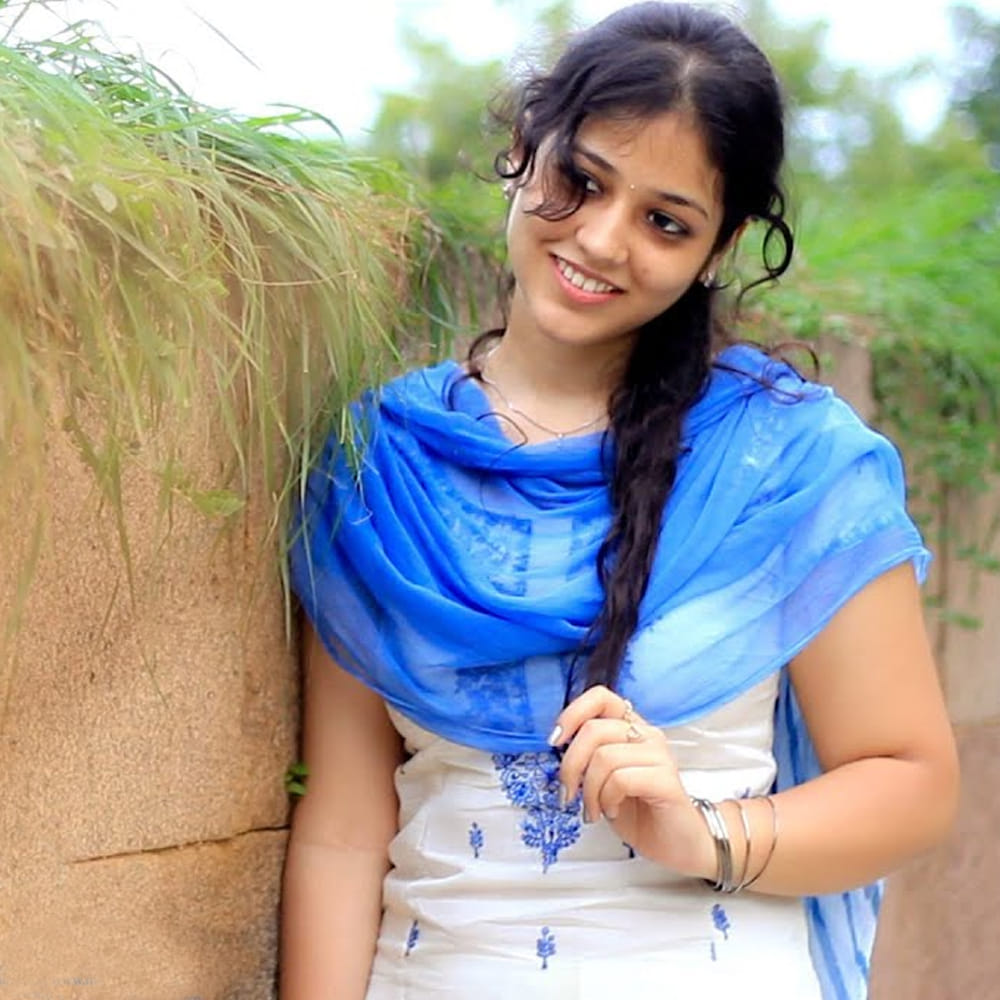 ఎంత ముద్దుగా ఉందో కదా.. ఆమె ఇప్పుడు టాలీవుడ్ లో తోపు హీరోయిన్ ఇంతకూ ఆమె ఎవరో తెలుసా.? మొదటి సినిమాతోనే మంచి విజయాన్ని అందుకుంది. అలాగే తొలి సినిమానే స్టార్ హీరో పక్కన ఛాన్స్ అందుకుంది. ఇంతకూ ఆమె ఎవరో గుర్తుపట్టారా.? ఇప్పుడు ఇండస్ట్రీలో హాట్ బ్యూటీగా పేరు తెచ్చుకుంది ఆ చిన్నది. ఇంతకూ ఆమె ఎవరంటే..