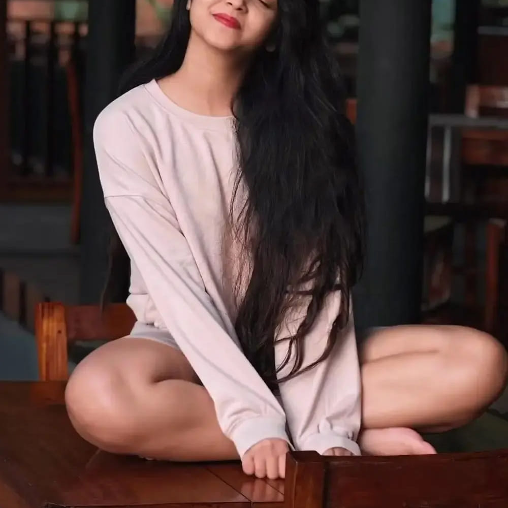 సీరియల్స్ లో నటించే చాలా మంది హీరోయిన్స్ కు మించిన అందంతో కట్టిపడేస్తున్నారు. సీరియల్స్ లో చీరకట్టులో యావరేజ్ గా కనిపించే భామలు సోషల్ మీడియాలో మాత్రం వారెవ్వా అనేలా.. తమ అందాలతో మతిపోగొడుతున్నారు. తాజాగా అలాంటి వయ్యారి ఫోటోలు సోషల్ మీడియాలో వైరల్ అవుతున్నాయి. ఈ అమ్మడి లేటెస్ట్ ఫొటోలతో టాక్ ఆఫ్ ది సోషల్ మీడియాగా మారిపోయింది ఇంతకూ ఆ అమ్మడు ఎవరో గుర్తుపట్టారా.?