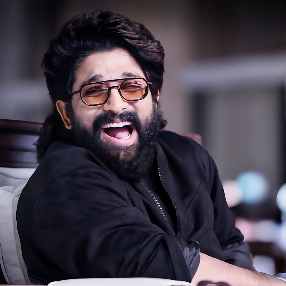  వెండితెరపై స్టైలిష్ స్టార్‌గా ఎంట్రీ ఇచ్చి, ఇప్పుడు ఐకాన్ స్టార్‌గా గ్లోబల్ రేంజ్‌లో దూసుకుపోతున్నారు అల్లు అర్జున్. సినిమాల్లో ఆయన చూపించే ఎనర్జీ, డాన్స్ మూమెంట్స్ మాత్రమే కాదు, ఆయన స్టైల్ మరియు గ్లామర్ కూడా ప్రేక్షకులను ఎంతగానో ఆకట్టుకుంటాయి. నిరంతరం షూటింగులు, లైట్లు, మేకప్ మరియు విపరీతమైన ప్రయాణాల మధ్య కూడా అల్లు అర్జున్ తన చర్మాన్ని మరియు ఫిట్‌నెస్‌ను ఎలా కాపాడుకుంటున్నారు? ఆయన గ్లోయింగ్ స్కిన్ వెనుక ఉన్న అసలు సీక్రెట్స్ ఏంటో ఇప్పుడు తెలుసుకుందాం.
