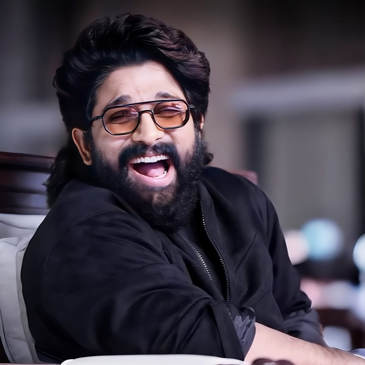వెండితెరపై స్టైలిష్ స్టార్గా ఎంట్రీ ఇచ్చి, ఇప్పుడు ఐకాన్ స్టార్గా గ్లోబల్ రేంజ్లో దూసుకుపోతున్నారు అల్లు అర్జున్. సినిమాల్లో ఆయన చూపించే ఎనర్జీ, డాన్స్ మూమెంట్స్ మాత్రమే కాదు, ఆయన స్టైల్ మరియు గ్లామర్ కూడా ప్రేక్షకులను ఎంతగానో ఆకట్టుకుంటాయి. నిరంతరం షూటింగులు, లైట్లు, మేకప్ మరియు విపరీతమైన ప్రయాణాల మధ్య కూడా అల్లు అర్జున్ తన చర్మాన్ని మరియు ఫిట్నెస్ను ఎలా కాపాడుకుంటున్నారు? ఆయన గ్లోయింగ్ స్కిన్ వెనుక ఉన్న అసలు సీక్రెట్స్ ఏంటో ఇప్పుడు తెలుసుకుందాం.