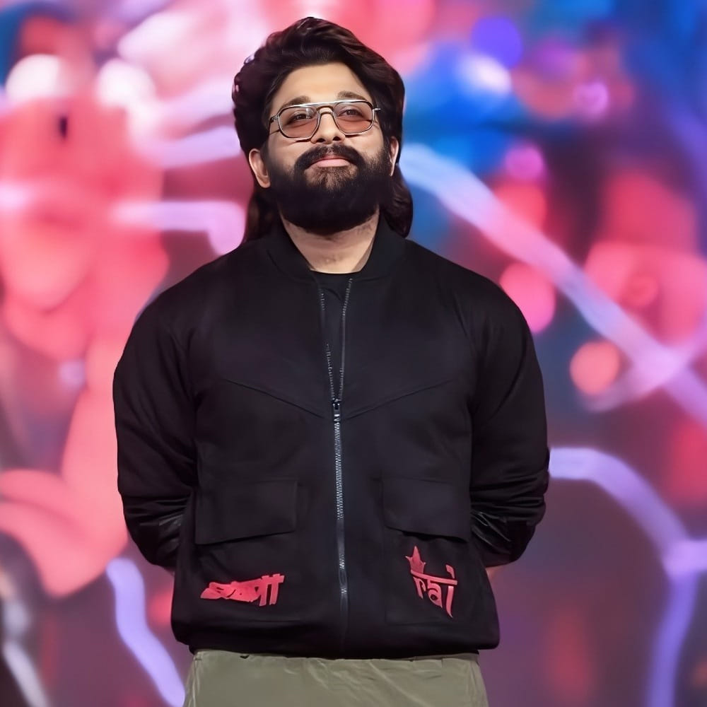 సెలబ్రిటీలు అనగానే కేవలం ఖరీదైన ట్రీట్మెంట్లు, బ్యూటీ ప్రొడక్ట్స్ మాత్రమే వాడతారని చాలా మంది అనుకుంటారు. కానీ, అల్లు అర్జున్ తన స్కిన్ కేర్ విషయంలో బేసిక్స్ మరియు సహజమైన పద్ధతులకే ఎక్కువ ప్రాధాన్యత ఇస్తారు. చర్మం ఆరోగ్యంగా ఉండటానికి బాడీని హైడ్రేటెడ్గా ఉంచడం అత్యంత అవసరమని ఆయన నమ్ముతారు.
