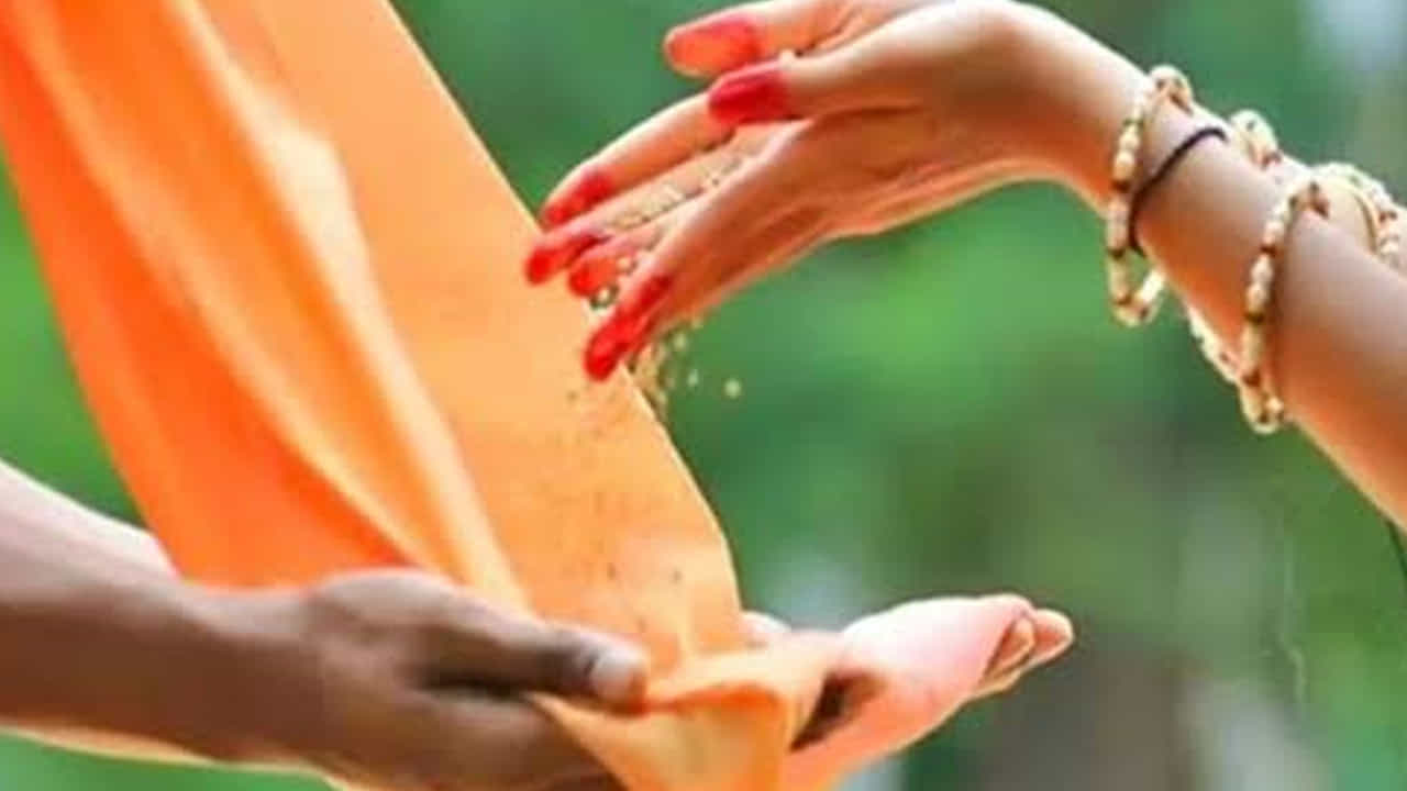 ఇక ఈ రోజున అరుదై గ్రహాల కూటమిల వలన రెండు శుభయోగాలు ఏర్పడనున్నాయి. దీంతో ఈ అమావాస్య మరింత శక్తివంతంగా మారనుంది. అందువలన ఈ అమావాస్య తిథిలో కొన్ని పనులు , పూజలు చేయడం మంచిది. ఇక ఈ అమావాస్య తిథి జూన్ 14 ఆది వారం ఉదయం 11 గంటలకు ప్రారంభమై, జూన్ 15 సోమవారం ఉదయం 8 గంటల వరకు ఉంటుందంట.
