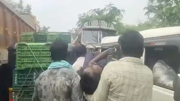 రోడ్డును బ్లాక్ చేసిన లారీలు.. అంబులెన్స్కు దారి లేక.. భుజాలపై రోగి.. చివరికి..!