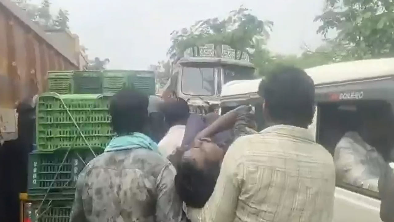 రోడ్డును బ్లాక్ చేసిన లారీలు.. అంబులెన్స్కు దారి లేక.. భుజాలపై రోగి.. చివరికి..!