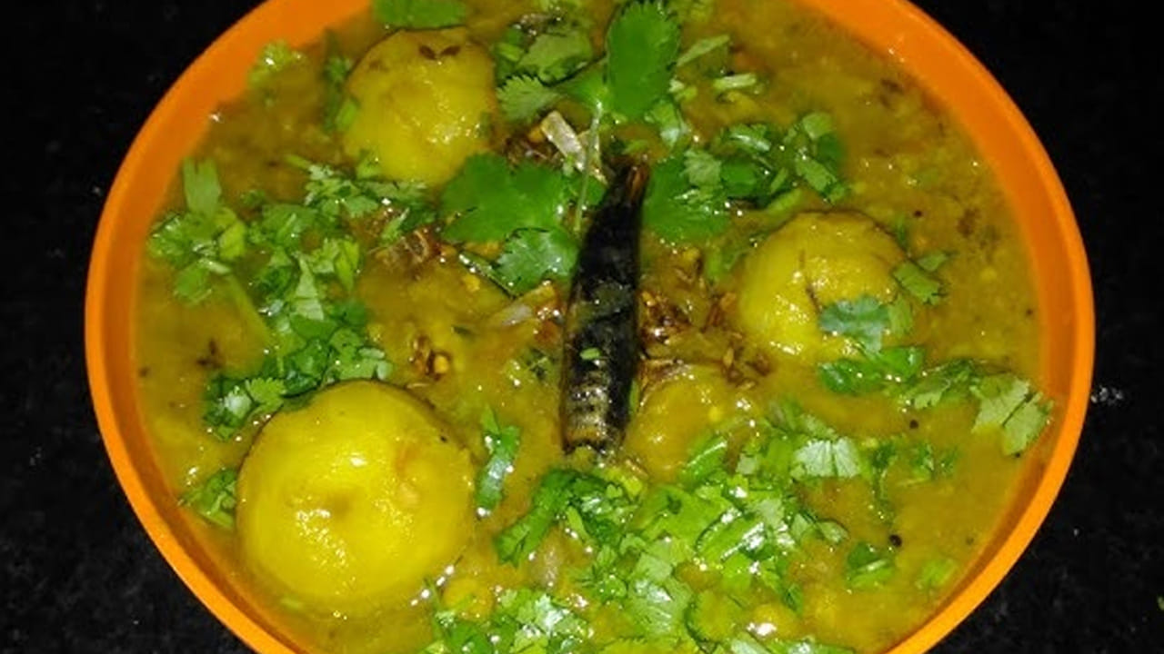 ఉసిరికాయ పప్పు తయారీ విధానం: ముందుగా పప్పును బాగా ఉడికించుకోవాలి దీనికోసం మీరు ముందుగా కందిపప్పును ఒకటికి రెండు సార్లు శుభ్రంగా కడిగి కుక్కర్లో వేసుకుని దానిలో కొద్దిగా పసుపు, నాలుగు పచ్చిమిర్చి, తగినంత నీళ్లు వేసి 4 నుంచి 5 విజిల్స్ వచ్చే దీనిని పొయ్యి మీదే ఉంచి బాగా మెత్తగా ఉడికించాలి.