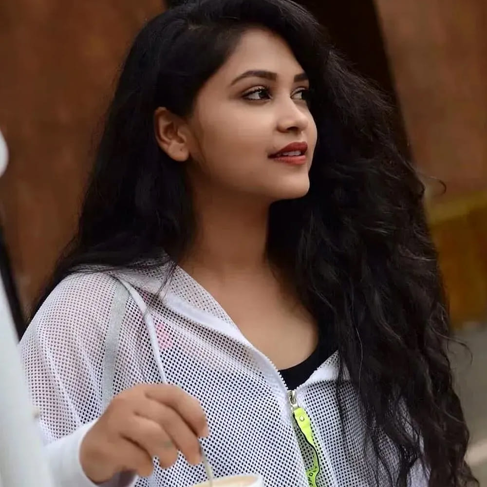 ఇప్పుడు ఈ అమ్మడు ఫోటోస్ చూసి షాకవుతున్నారు ఫ్యాన్స్. ప్రస్తుతం అమూల్య గౌడ ఫోటోస్ చూసి ఆశ్చర్యపోతున్నారు ఫ్యాన్స్. నిత్యం చీరకట్టులో కనిపించే పూలగంప.. ఇప్పుడు గ్లామర్ ఫోజులతో నెట్టింట అగ్గి రాజేస్తుందంటూ కామెంట్స్ చేస్తున్నారు. తెలుగులో ఈ కన్నడ బ్యూటీకి మంచి ఫ్యాన్ ఫాలోయింగ్ ఉంది. నెటిజన్స్ ఈ అమ్మడి ఫోటోలకు క్రేజీ కామెంట్స్ చేస్తున్నారు. 