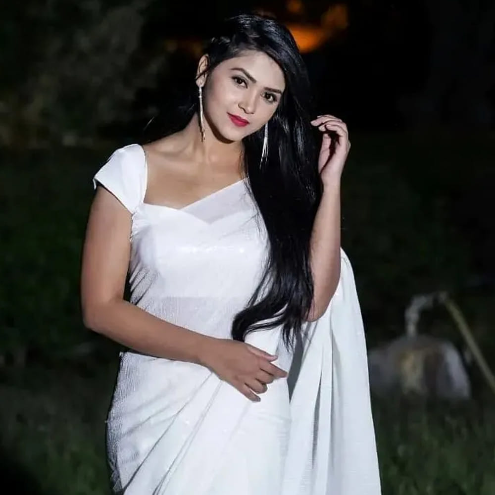 ఈ సీరియల్ ద్వారా తెలుగు అడియన్స్ మదిలో మీనా గా చెరగని స్థానం సంపాదించుకుంది. ఈ భామను అందరూ ముద్దుగా పూలగంప అని పిలుచుకుంటారు. సీరియల్లో నిత్యం చీరకట్టులో సింపుల్ గా కనిపించే మీనా.. బయట మాత్రం చాలా ట్రెండిగా కనిపిస్తుంది. సీరియల్లో చక్కగా చీర, తల్లో మల్లెపూలు పెట్టుకుని కనిపించే అమూల్య.. నెట్టింట అందాలు ఆరబోస్తూ గ్లామర్ ఫోజులతో అరాచకం సృష్టిస్తుంది.