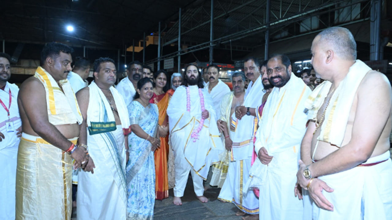 అనంత్ అంబానీ తన కుటుంబ గురువుతో కలిసి ఆలయానికి చేరుకొని గర్భగుడిలో ప్రత్యేక పూజలు నిర్వహించారు. అనంతరం అనంత్ అంబానీని ఆలయ అధికారులు, అర్చకులు శాలువాతో సత్కరిచి, అమ్మవారి తీర్థ ప్రసాదాలు అందించడం జరిగింది.