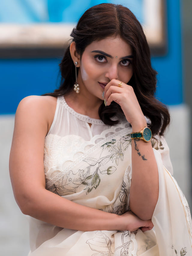 ఏందీ బ్రో ఈ అందం.. తెలుగమ్మాయి క్రేజీ అందాలకు ఫిదా అవుతున్న కుర్రకారు