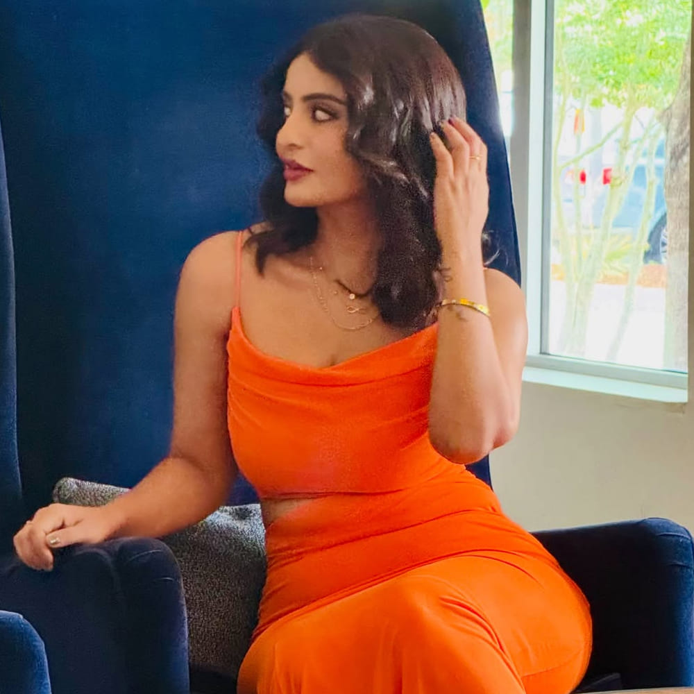 Aమల్లేశం తర్వాత ప్లే బ్యాక్ అనే సినిమా చేసింది. ఆతర్వాత పవర్ స్టార్ పవన్ కళ్యాణ్ నటించిన వకీల్ సాబ్ లో ఛాన్స్ అందుకుంది. ఈ సినిమాలో తన నటనతో కట్టిపడేసింది అనన్య నాగళ్ల. ఆతర్వాత వరుసగా 9 సినిమాలు చేసింది. కానీ ఆ సినిమాలు పెద్దగా బాక్సాఫీస్ దగ్గర ప్రభావం చూపలేదు. దాంతో ఈ అమ్మడి ఫ్యాన్స్ కాస్త నిరాశ వ్యక్తం చేస్తున్నారు. అందం అభినయం ఉన్న అనన్యకు బడా హీరోల సినిమాల్లో ఛాన్స్ లు రావాలని కోరుకుంటున్నారు.