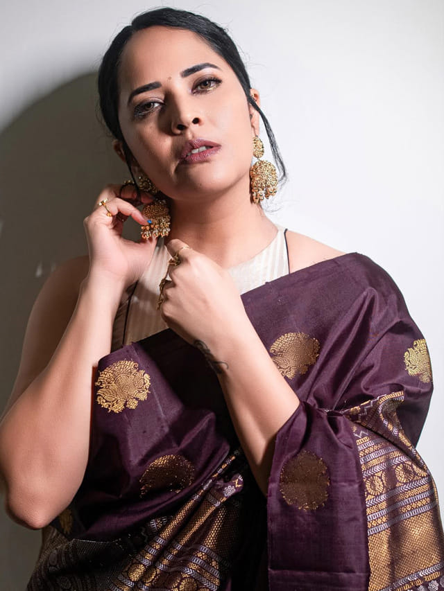 మేడం సార్ మేడం అంతే.. తేనెకళ్లతో కట్టిపడేస్తున్న అనసూయ..