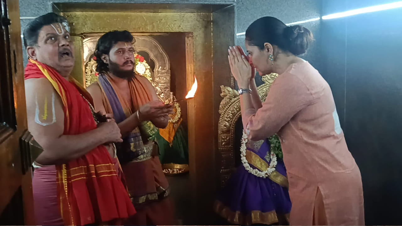 అనంతరం ఆమె గర్భగుడిలో కొలువై ఉన్న శృంగార వల్లభ స్వామిని దర్శించుకుని, ప్రత్యేక పూజలు మరియు అర్చనలు నిర్వహించారు. ఈ సందర్భంగా వేద పండితులు ఆమెకు ఆశీర్వచనాలు అందించి, స్వామివారి శేషవస్త్రం, తీర్థప్రసాదాలను బహూకరించారు. చిరునవ్వుతో, చల్లని చూపులతో భక్తులను అనుగ్రహించే స్వామివారి దివ్య మంగళ రూపాన్ని దర్శించుకోవడం తనకు ఎంతో మానసిక ప్రశాంతతను ఇచ్చిందని ఆమె ఈ సందర్భంగా వ్యక్తపరిచారు. తిరుమల శ్రీవారి ఆలయం కంటే ముందే వెలిసిన క్షేత్రం కావడంతో దీనిని 'తొలి తిరుపతి' అని పిలుస్తారు.