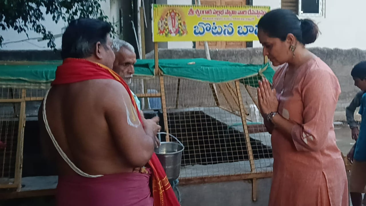 ఇక్కడి స్వామివారి విగ్రహం దాదాపు నాలుగున్నర అడుగుల ఎత్తుతో, ముఖంపై చిరునవ్వుతో (చిద్విలాస వదనంతో) అత్యంత సుందరంగా ఉంటుంది. అందుకే స్వామివారికి 'శృంగార వల్లభ స్వామి' అనే పేరు వచ్చింది. ధృవుడి తపస్సుకు మెచ్చి విష్ణుమూర్తి ఇక్కడే లక్ష్మీసమేతుడై స్వయంభూగా వెలిశాడని స్థల పురాణం చెబుతోంది. సరికొత్త ప్రాజెక్ట్‌లతో దూసుకుపోతున్న అనసూయ, తన కెరీర్ మరింత విజయవంతంగా సాగాలని, కుటుంబం క్షేమంగా ఉండాలని స్వామివారిని ప్రార్థించినట్లు తెలుస్తోంది. ఆలయ ప్రాంగణంలో అనసూయను చూసేందుకు స్థానిక భక్తులు, అభిమానులు ఆసక్తి చూపించారు. 