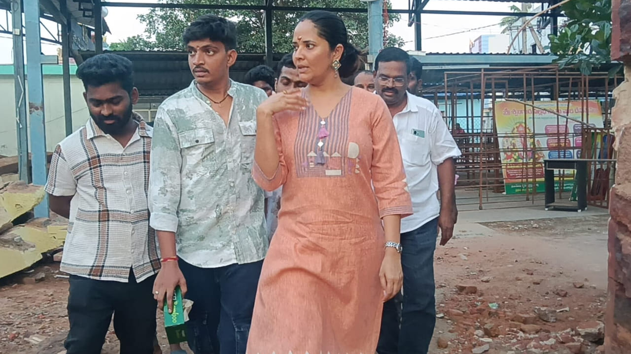 ఆమె వారందరికీ నమస్కరిస్తూ, కొందరితో సెల్ఫీలు కూడా దిగారు. ప్రస్తుతం దీనికి సంబంధించిన ఫోటోలు సోషల్ మీడియాలో వైరల్ అవుతున్నాయి. అనసూయ భరద్వాజ్ తన విలక్షణమైన పాత్రలతో, వైవిధ్యమైన నటనతో టాలీవుడ్‌లో ప్రత్యేక స్థానాన్ని సంపాదించుకున్నారు. ప్రస్తుతం ఆమె కెరీర్ పరంగా సరికొత్త ప్రాజెక్ట్‌లతో దూసుకుపోతున్నారు.  అభిషేక్ నామా దర్శకత్వంలో అత్యంత ప్రతిష్టాత్మకంగా తెరకెక్కుతున్న అడ్వెంచరస్ మిస్టరీ థ్రిల్లర్ నాగబంధంలో అనుసూయ కీలక పాత్ర పోషిస్తున్నారు. మరోవైపు సోషల్ మీడియాలో చాలా యాక్టివ్ గా ఉంటున్న ఆమె.. నిత్యం ఏదోక పోస్ట్ చేస్తూ నెటిజన్లను ఆకట్టుకుంటారు. 