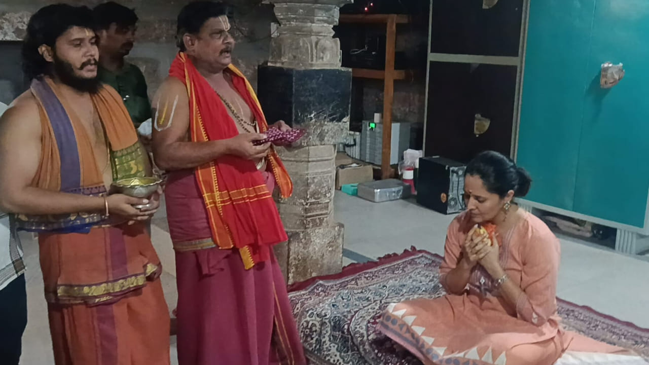 శృంగార వల్లభ స్వామి ఆలయం విషయానికి వస్తే.. ఆంధ్రప్రదేశ్‌లోని కాకినాడ జిల్లా, పెద్దాపురం మండలం 'తిరుపతి' గ్రామం (దివిలి గ్రామానికి సమీపంలో) లో వెలిసిన శ్రీ శృంగార వల్లభ స్వామి ఆలయం అత్యంత ప్రాచీనమైనది. దీనినే భక్తులు ఎంతో భక్తిశ్రద్ధలతో 'తొలి తిరుపతి' అని పిలుస్తారు. సాధారణంగా విష్ణుమూర్తి విగ్రహాలకు కుడిచేతిలో చక్రం, ఎడమచేతిలో శంఖం ఉంటాయి. కానీ తొలి తిరుపతి ఆలయంలో తిరుమల శ్రీవారికి భిన్నంగా శంఖ, చక్రాల స్థానాలు మారి ఉంటాయి.స్థానిక శాసనాలు, నమ్మకాల ప్రకారం ఈ క్షేత్రానికి దాదాపు 9,000 ఏళ్ల చరిత్ర ఉంది. 
