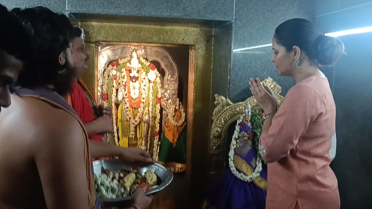 బుల్లితెరపై స్టార్ యాంకర్‌గా, వెండితెరపై విలక్షణ నటిగా తనకంటూ ఒక ప్రత్యేకమైన గుర్తింపు తెచ్చుకున్న నటి అనసూయ భరద్వాజ్. ప్రస్తుతం వరుస సినిమాలతో బిజీగా గడుపుతున్న ఈ నటి, తాజాగా ఆంధ్రప్రదేశ్‌లోని కాకినాడ జిల్లా, పెద్దాపురం మండలం తిరుపతి గ్రామంలో వెలిసిన ప్రసిద్ధ పుణ్యక్షేత్రం 'శ్రీ శృంగార వల్లభ స్వామి' (తొలి తిరుపతి) ఆలయాన్ని సందర్శించారు. షూటింగ్ బిజీ షెడ్యూల్స్ నుండి కాస్త విరామం దొరకడంతో ఆమె స్వామివారి దర్శనార్థం ఇక్కడికి విచ్చేశారు. ఆలయానికి చేరుకున్న అనసూయకు అర్చకులు, దేవస్థాన అధికారులు ఘన స్వాగతం పలికారు.
