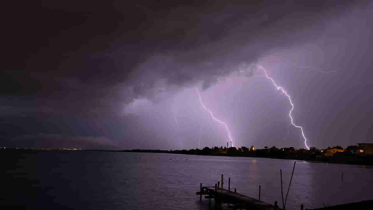 Weather: నైరుతి బంగాళాఖాతంలో ద్రోణి.. సోమవారం ఏపీలోని ఈ జిల్లాల్లో పిడుగులతో..