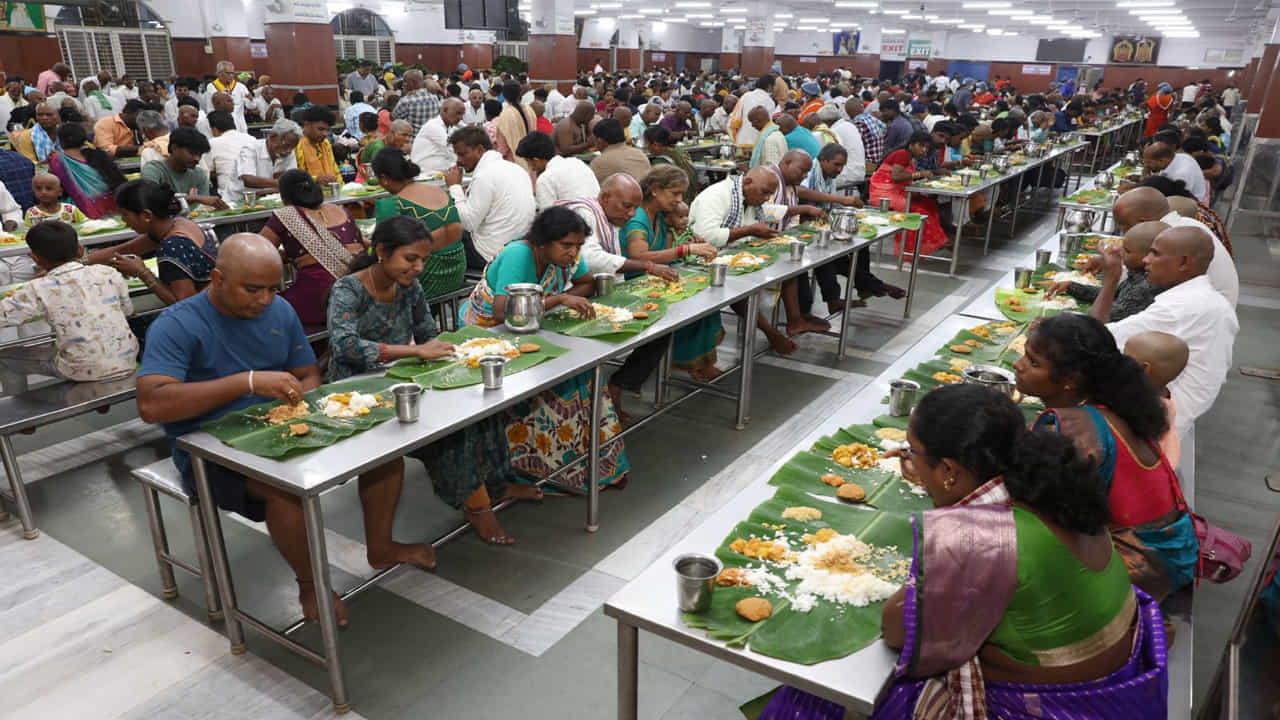 ఈ ఏడాది జనవరి నుంచి మే వరకు 4.40 కోట్లకుపైగా సర్వింగ్స్..
2026 జనవరి 1 నుంచి మే 31 వరకు తిరుమలలోని వివిధ అన్నప్రసాద కేంద్రాల ద్వారా మొత్తం 4.40 కోట్ల సర్వింగ్స్ భక్తులకు అందించినట్లు టిటిడి గణాంకాలు వెల్లడిస్తున్నాయి. ఇందులో జనవరిలో కోటి, ఫిబ్రవరిలో 71.39 లక్షలు, మార్చిలో 84.85 లక్షలు, ఏప్రిల్లో 85 లక్షలు, అలాగే మే నెలలో 92 లక్షలకు పైగా భక్తులకు అన్నప్రసాదం, అల్పాహారం, పానీయాలు అందించింది.