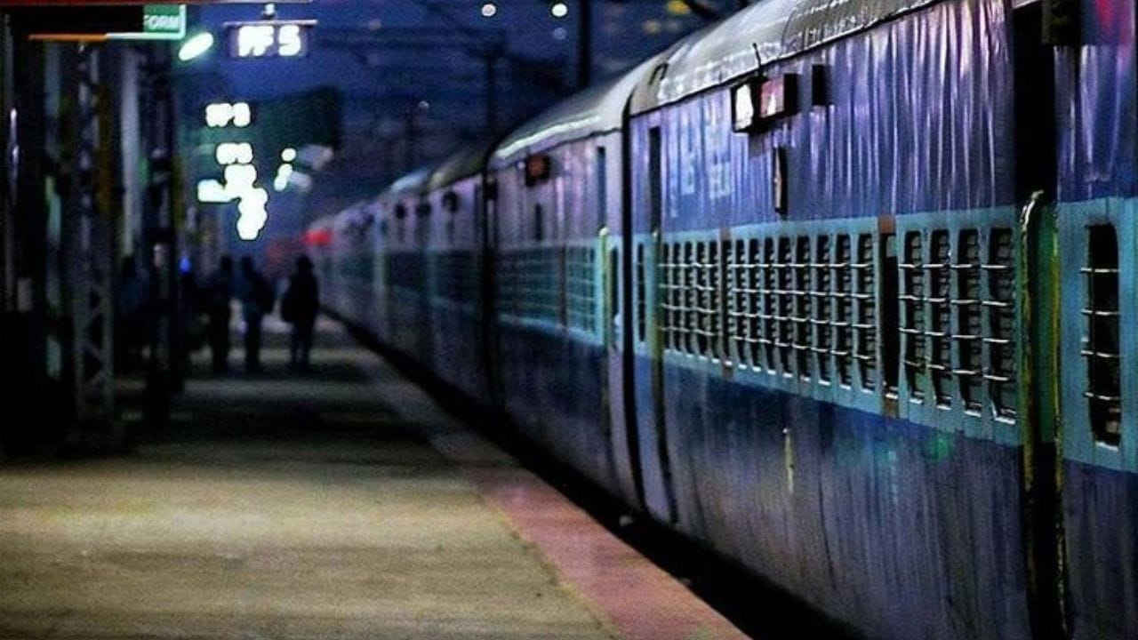 టికెట్‌తో పాటు అవి ఉంటేనే ఎంట్రీ..: సాధారణంగా భారతదేశంలో ఏ రైల్వే స్టేషన్‌లోకి వెళ్లాలన్నా ప్లాట్‌ఫారమ్ టికెట్ లేదా ప్రయాణ టికెట్ ఉంటే సరిపోతుంది. కానీ, అటారీ రైల్వే స్టేషన్ పరిధిలోకి వెళ్లాలంటే మాత్రం అది సరిపోదు. మీ దగ్గర ఎంత ఖరీదైన రైలు టికెట్ ఉన్నా.. దాంతో పాటు చెల్లుబాటయ్యే పాస్‌పోర్ట్, వీసా తప్పనిసరిగా ఉండాలి. అంతర్జాతీయ ప్రయాణ పత్రాలు సరైన క్రమంలో ఉంటేనే భద్రతా సిబ్బంది మిమ్మల్ని స్టేషన్ ప్రాంగణంలోకి అనుమతిస్తారు. ఈ కఠిన నిబంధనల వల్ల ఇది ఒక సాధారణ రైల్వే స్టేషన్‌లా కాకుండా, అంతర్జాతీయ విమానాశ్రయంలోని ఇమ్మిగ్రేషన్ చెక్ పోస్ట్‌ను తలపిస్తుంది.