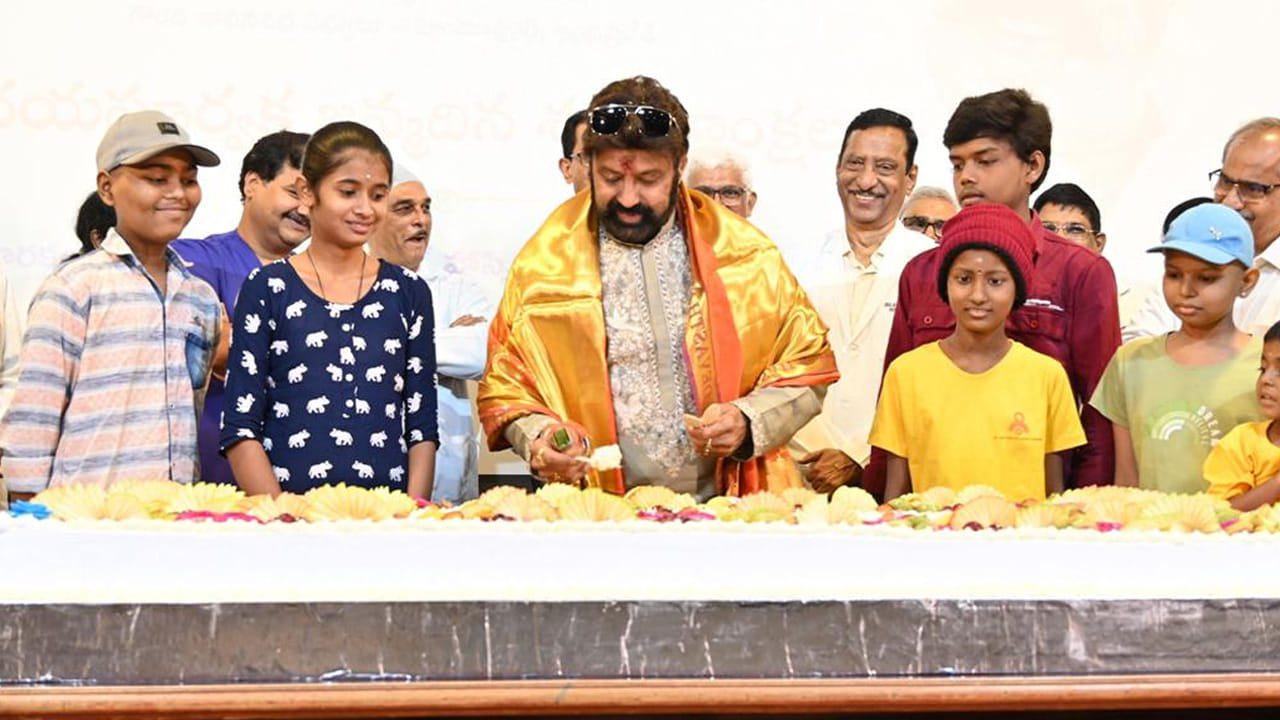బసవతారకం ఇండో అమెరికన్ క్యాన్సర్ హాస్పిటల్ మరియు రీసెర్చి ఇన్సిస్టిట్యూట్ రజతోత్సవాల ముగింపు కార్యక్రమాన్ని సోమవారం జూన్ 22 న సాయంత్రం హైటెక్ సిటీలోని నొవాటెల్ హోటల్ లో నిర్వహిస్తున్నామని నందమూరి బాలకృష్ణ వెల్లడించారు. ఈరోజు హాస్పిటల్ లో ఏర్పాటు చేసిన మీడియా సమావేశంలో కార్యక్రమ వివరాలను నందమూరి బాలకృష్ణ, ఛైర్మన్, బసవతారకం ఇండో అమెరికన్ క్యాన్సర్ హాస్పిటల్, రీసెర్చి ఇన్సిస్టిట్యూట్ వారు మాట్లాడుతూ 2000 వ సంవత్సరములో ప్రారంభమైన సంస్థ 25 సంవత్సరములు పూర్తి చేసుకొని ముందుకు సాగుతోందని ప్రస్థానాన్ని వివరించారు.