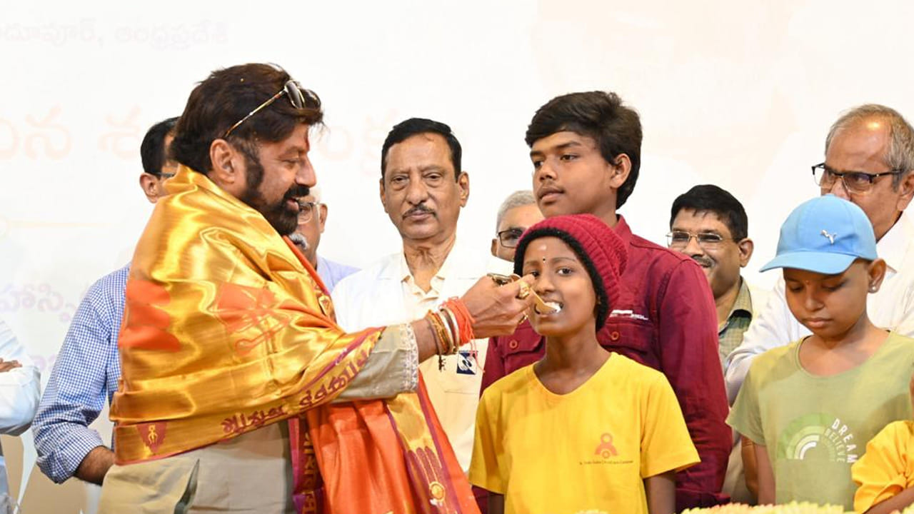 తర్వాత త్రివేణి, కృష్ణవేణి స్కూల్లకు చెందిన విద్యార్థీ, విద్యార్థిణులు క్యాన్సర్ రోగుల సహాయార్థం సేకరించిన లక్షా వెయ్యి నూట పదహారు రూపాయాల విరాళాలాన్ని యాజమాన్యం, పిల్లలు నందమూరి బాలకృష్ణ అందజేశారు. అమరావతిలోని తుళ్లూరు వద్ద నిర్మాణమవుతున్న నూతన హాస్పిటల్ నిర్మాణానికి కాకర్ల రాఘవేంద్ర రావు అందించిన పది లక్షల రూపాయాల విరాళాన్ని చెక్కు రూపంలో స్వీకరించారు. ఈ సందర్భంగా వారందరికీ కృతజ్ఞతలు తెలియజేశారు. ముఖ్యంగా చిన్నారులు చేస్తున్న మంచి పనిని ప్రశంసించారు. పుట్టిన రోజులు శుభాకాంక్షలు అందించిన ప్రతి ఒక్కరికి ధన్యవాదములు తెలియజేస్తూ రానున్న రోజులలో మరింత ఉత్సాహంగా పని చేసేందుకు భగవంతుడు అవకాశమివ్వాలని కోరుకున్నారు.