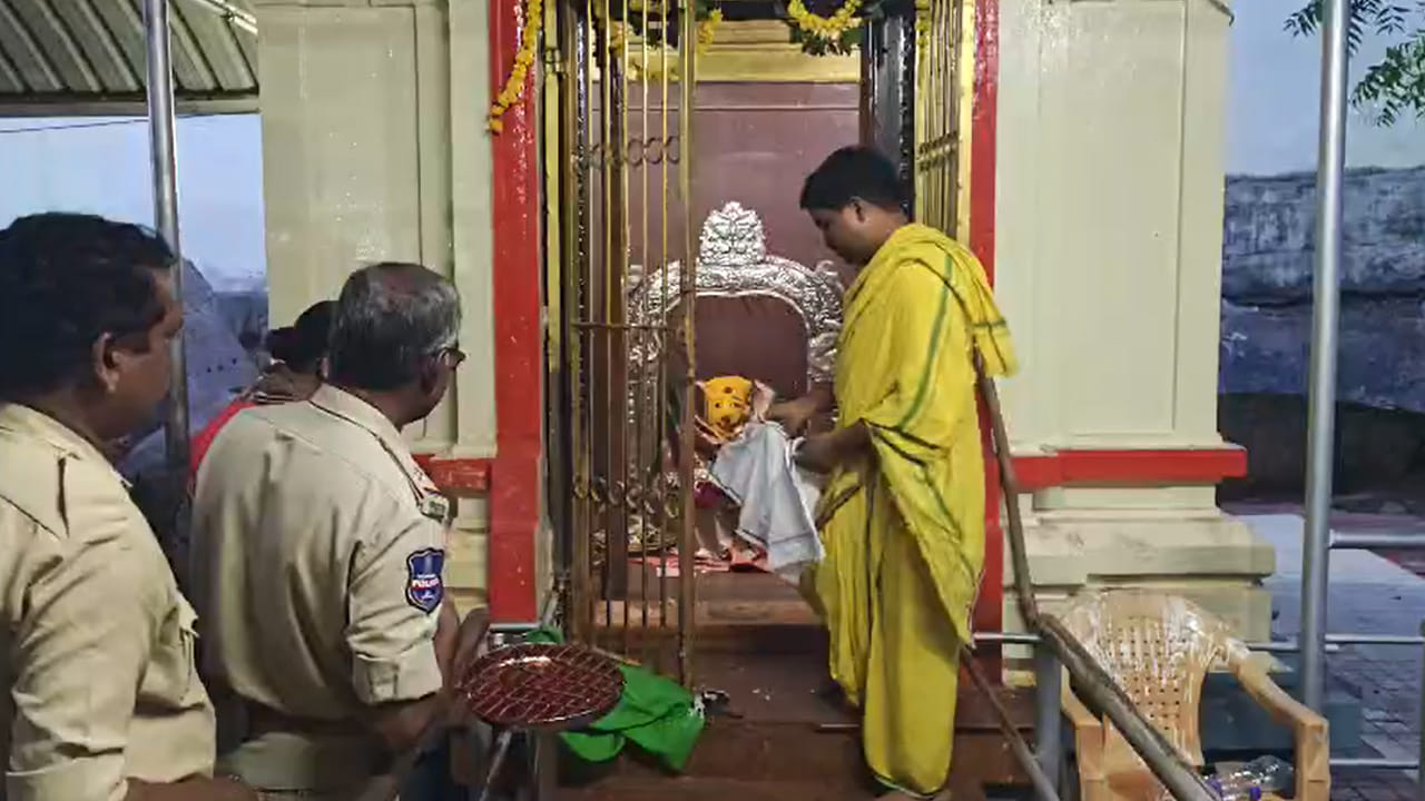Basara Temple: బాసర అమ్మవారి ఆలయంలో భారీ చోరీ.. సీసీ కెమెరాలకు వస్త్రాలు కప్పి కిరీటం, హుండీ మాయం