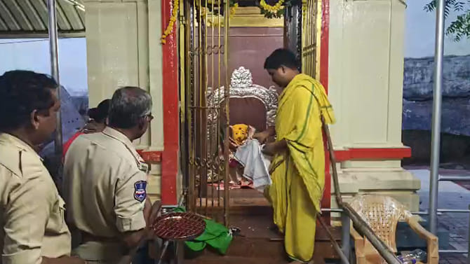 బాసర జ్ఞాన సరస్వతి అమ్మవారి ఆలయంలో భారీ చోరీ