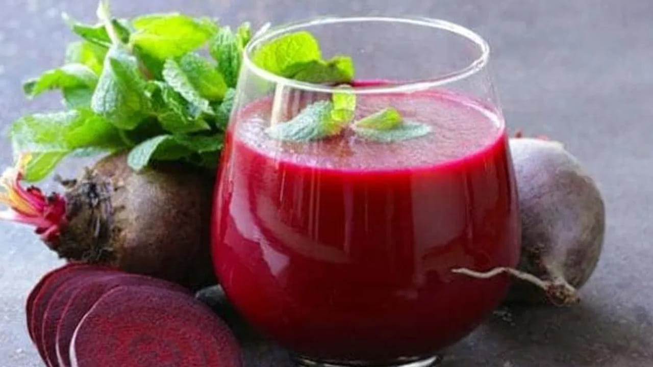 కాలేయ (Liver) ఆరోగ్యం, డిటాక్సిఫికేషన్: బీట్రూట్లో బెటాలైన్ అనే శక్తివంతమైన యాంటీఆక్సిడెంట్ ఉంటుంది. ఇది కాలేయంలో పేరుకుపోయిన కొవ్వును, వ్యర్థ పదార్థాలను (టాక్సిన్స్) తొలగించడంలో కీలక పాత్ర పోషిస్తుంది. లివర్ పనితీరును మెరుగుపరచడానికి armament మరియు కాలేయ వ్యాధుల నుండి రక్షణ పొందడానికి ఈ జ్యూస్ ఒక అద్భుతమైన డిటాక్స్ డ్రింక్లా పనిచేస్తుంది.