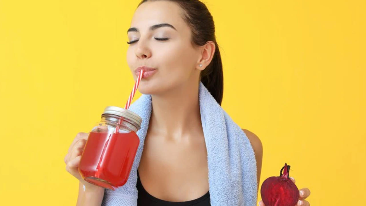 మెరిసే చర్మం (Glowing Skin): ఇందులో ఉండే విటమిన్ సి, యాంటీఆక్సిడెంట్లు చర్మ కణాలను రక్షిస్తాయి. రక్తాన్ని శుద్ధి చేయడం ద్వారా మొటిమలు, మచ్చలను తగ్గించి చర్మానికి సహజమైన కాంతిని ఇస్తాయి.
బీట్రూట్ జ్యూస్ నేరుగా తాగడం నచ్చని వారు, అందులో కొద్దిగా నిమ్మరసం, అల్లం లేదా యాపిల్ ముక్కలను కలిపి తీసుకోవచ్చు. దీనివల్ల రుచితో పాటు అదనపు పోషకాలు కూడా లభిస్తాయి. అయితే, కిడ్నీలో రాళ్లు ఉన్నవారు లేదా మధుమేహం (షుగర్) ఉన్నవారు వైద్యుల సలహా మేరకు దీనిని తీసుకోవడం మంచిది.